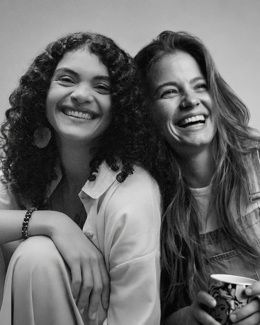 Naiê Oliveira e Marina Sant'Anna, retrato editorial em preto e branco